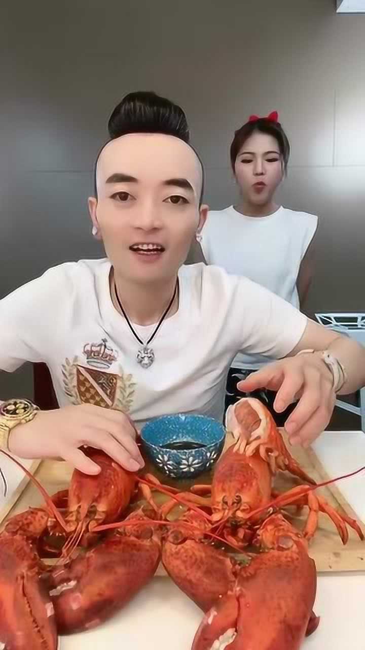 大胃王阿浩直播吃龙虾,没想到被徒弟都吃掉了,这么大的龙虾!