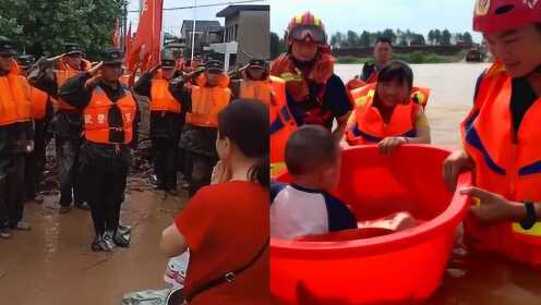 90秒致敬洪水中的逆行者！消防员与宝宝相视而笑 3000青年驰援家乡