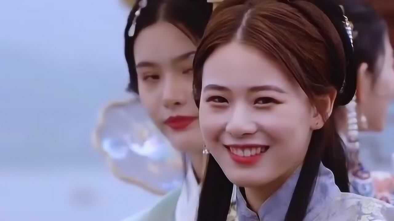 员外的女儿和随身丫鬟乘船过渡,感觉丫鬟比她更好看,让人蠢蠢欲动!