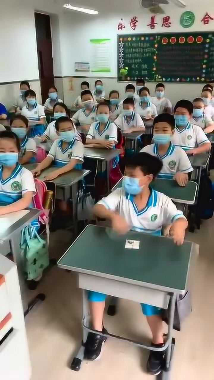 老师带学生拍桌子动作整齐划一这班级真豪横