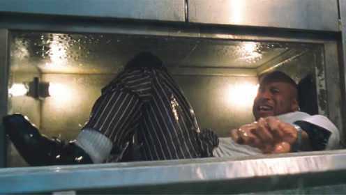 鲨鱼冲进水下餐厅，厨师吓得躲进烤箱，没想到鲨鱼按下了烤箱开关