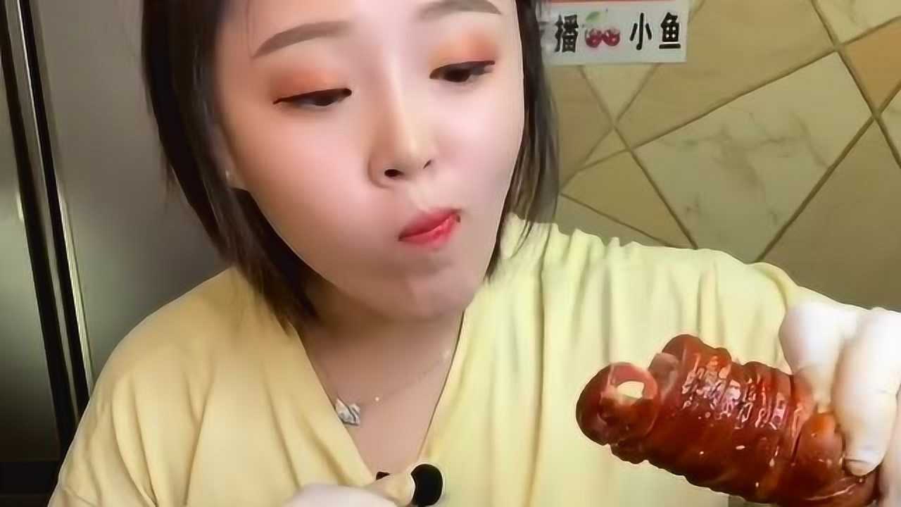 小鱼爱吃羊捆肠蘸上秘制的辣椒油吃起来口感还不错