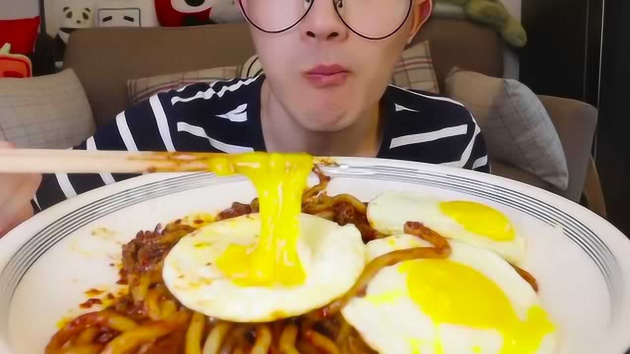 吃播光小强爆炸辣的新疆炒米粉配上流黄的煎蛋吃一口就上头