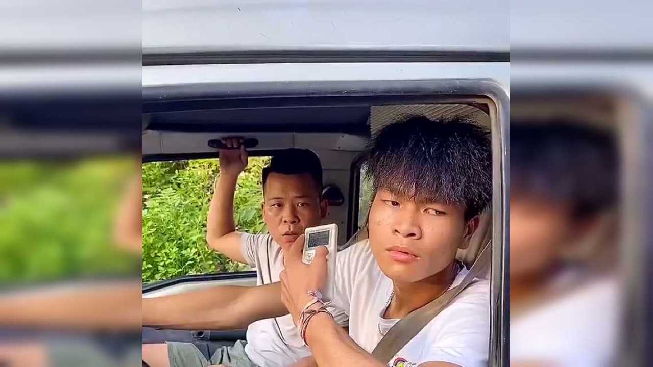 土豪炫耀豪车美女帅哥不服,结果面包手动改脚动太尴尬