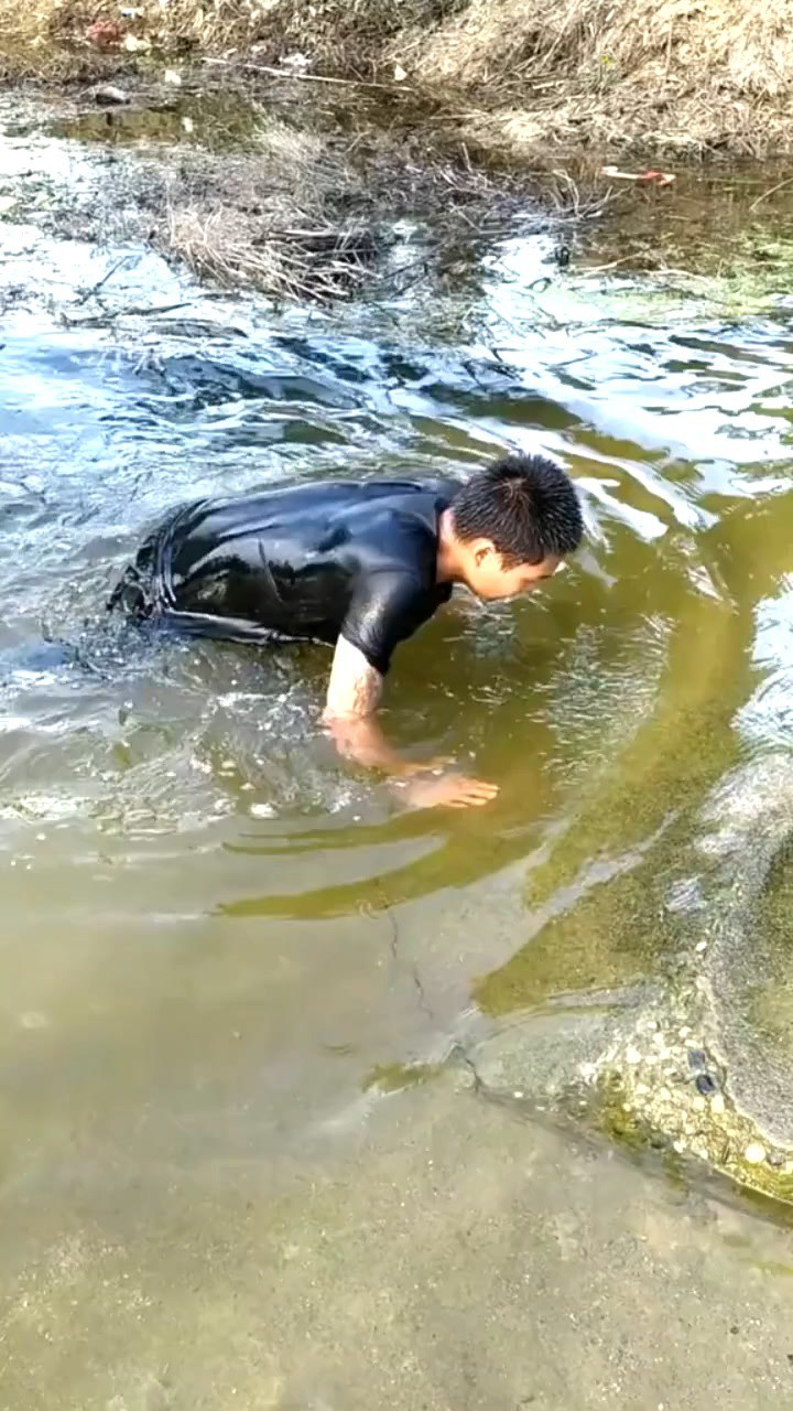 有个小孩刚掉进水里好心小伙衣服都没脱就跳了下去