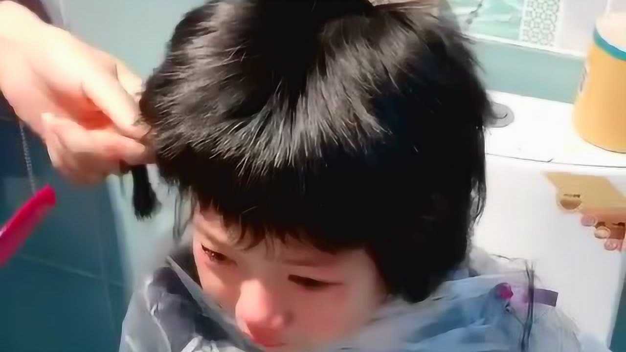 妈妈要给女儿剪头发看完开头我就知道结果了小女孩哭的太惨了
