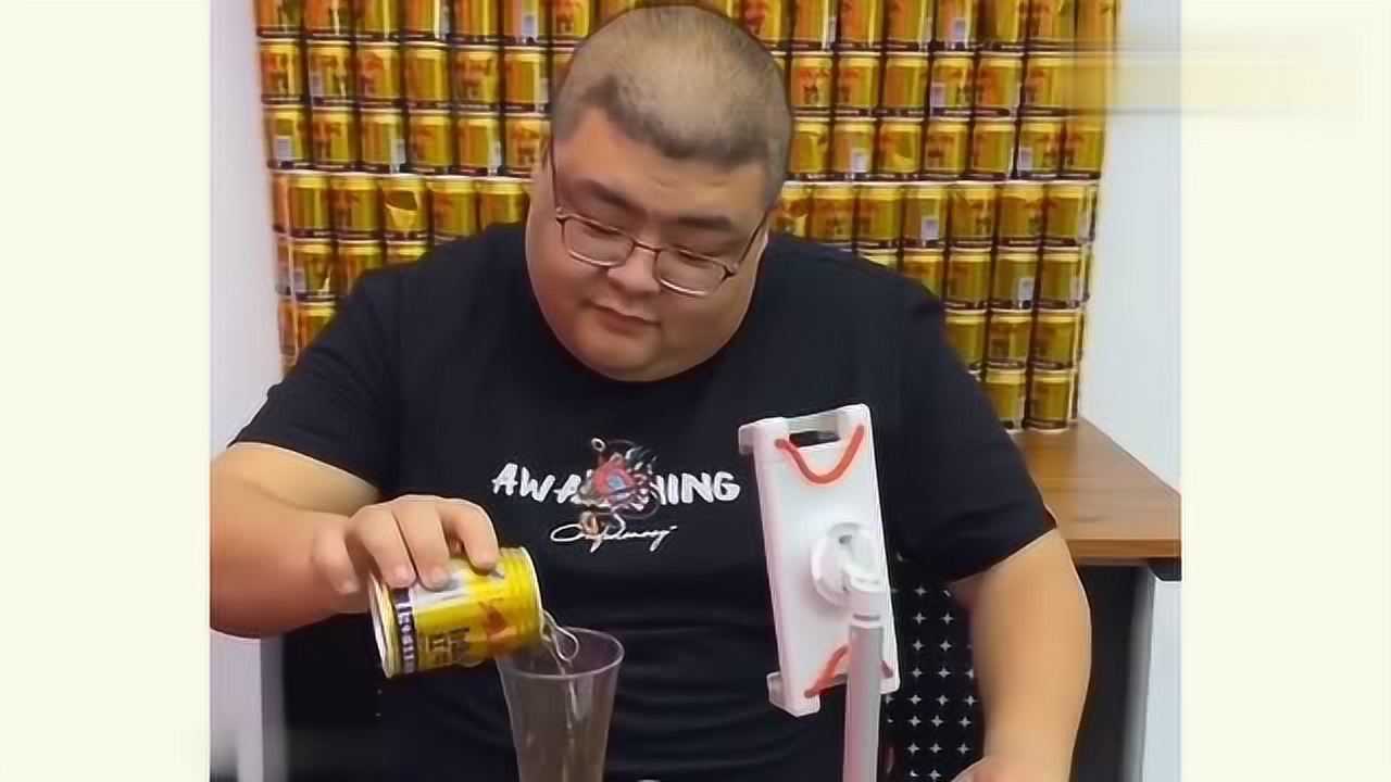 大胃王泡泡龙作死挑战各种不同饮料竟这样喝也不怕拉稀
