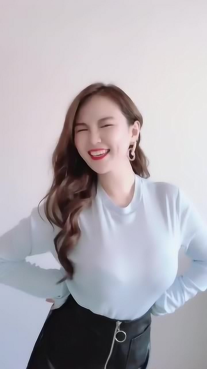 邻居家姐姐展示自己性感可爱的打糕舞蹈看着动作很熟练啊