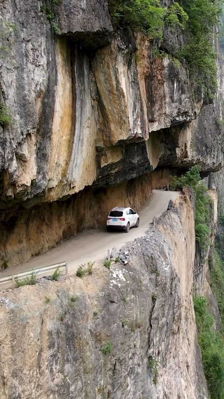 贵州深山悬崖上的一条挂壁公路长400米,这样的路你敢开吗?