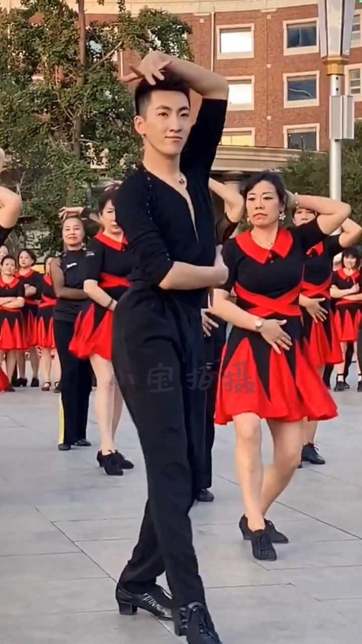 果果老师单人吉特巴广场舞点歌的人!