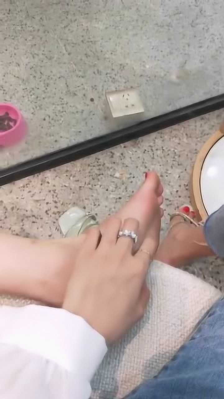 女生的脚虽然不臭但是酸啊太真实了