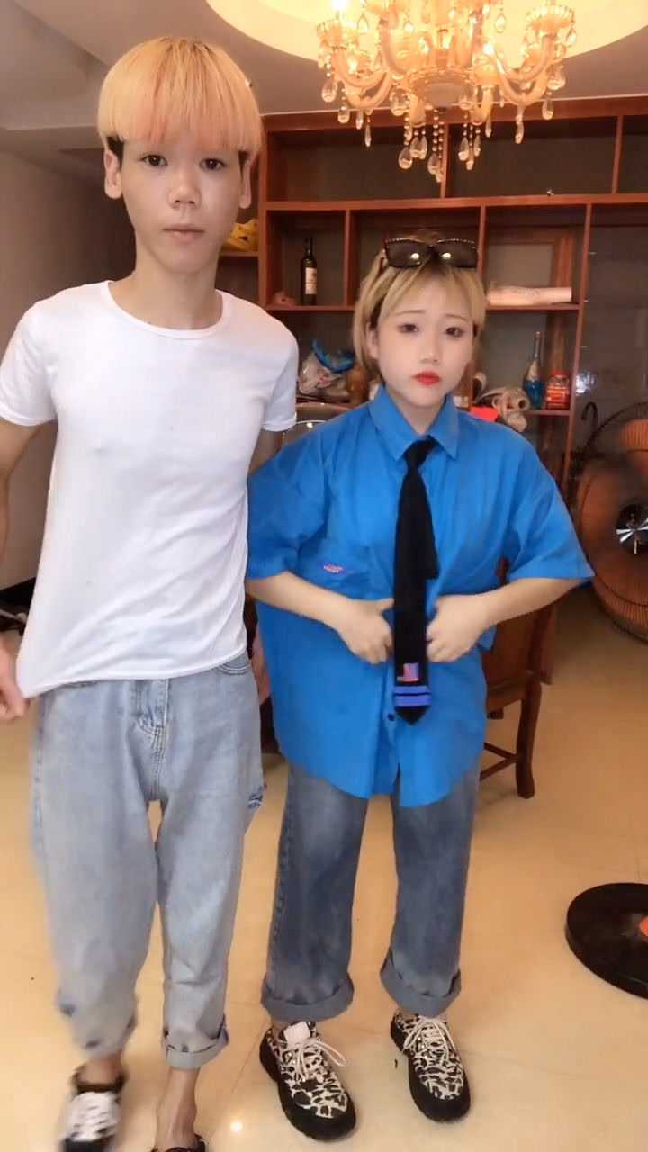 精神小伙和精神小妹之间的握手充满了杀气