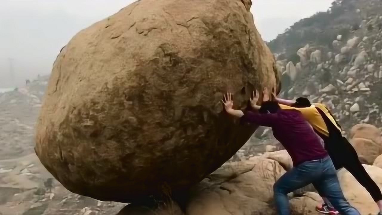 推石头下山石头太重了靠我们两个推不下去老婆还不服我就给她摔跤