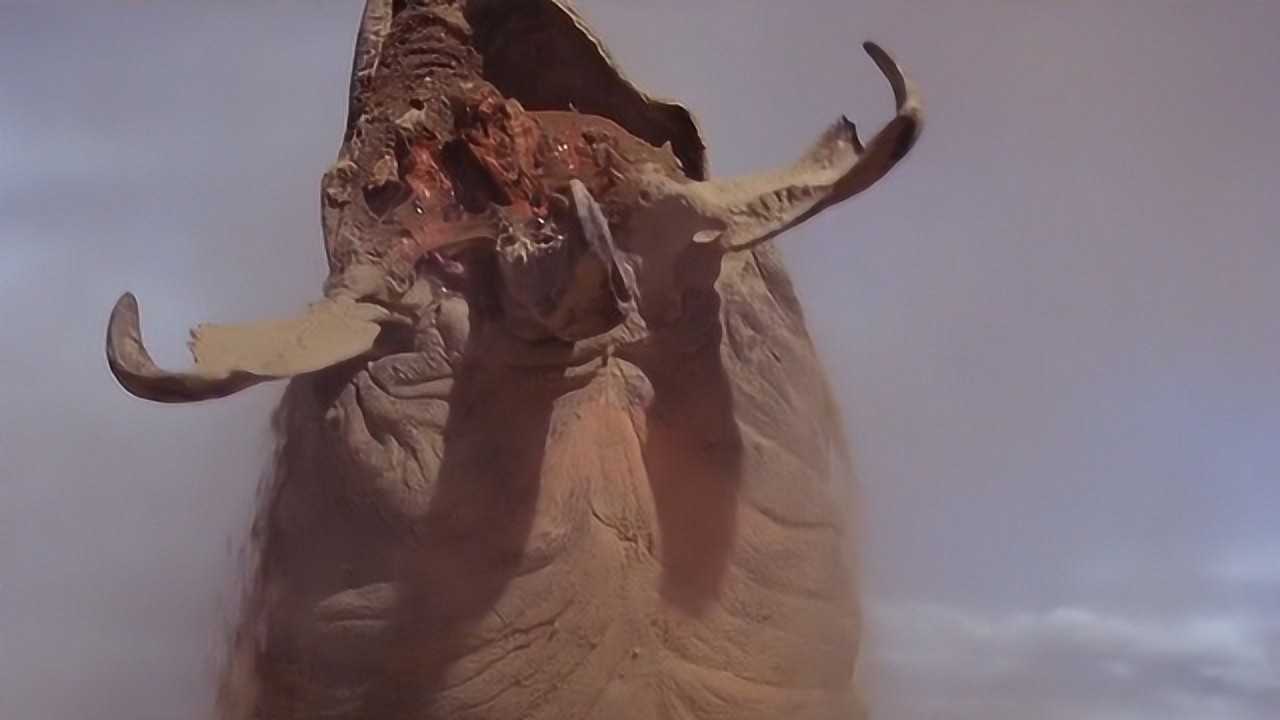 众人被困沙漠里,出现没有眼睛的神秘怪物,能用听觉辨别方向