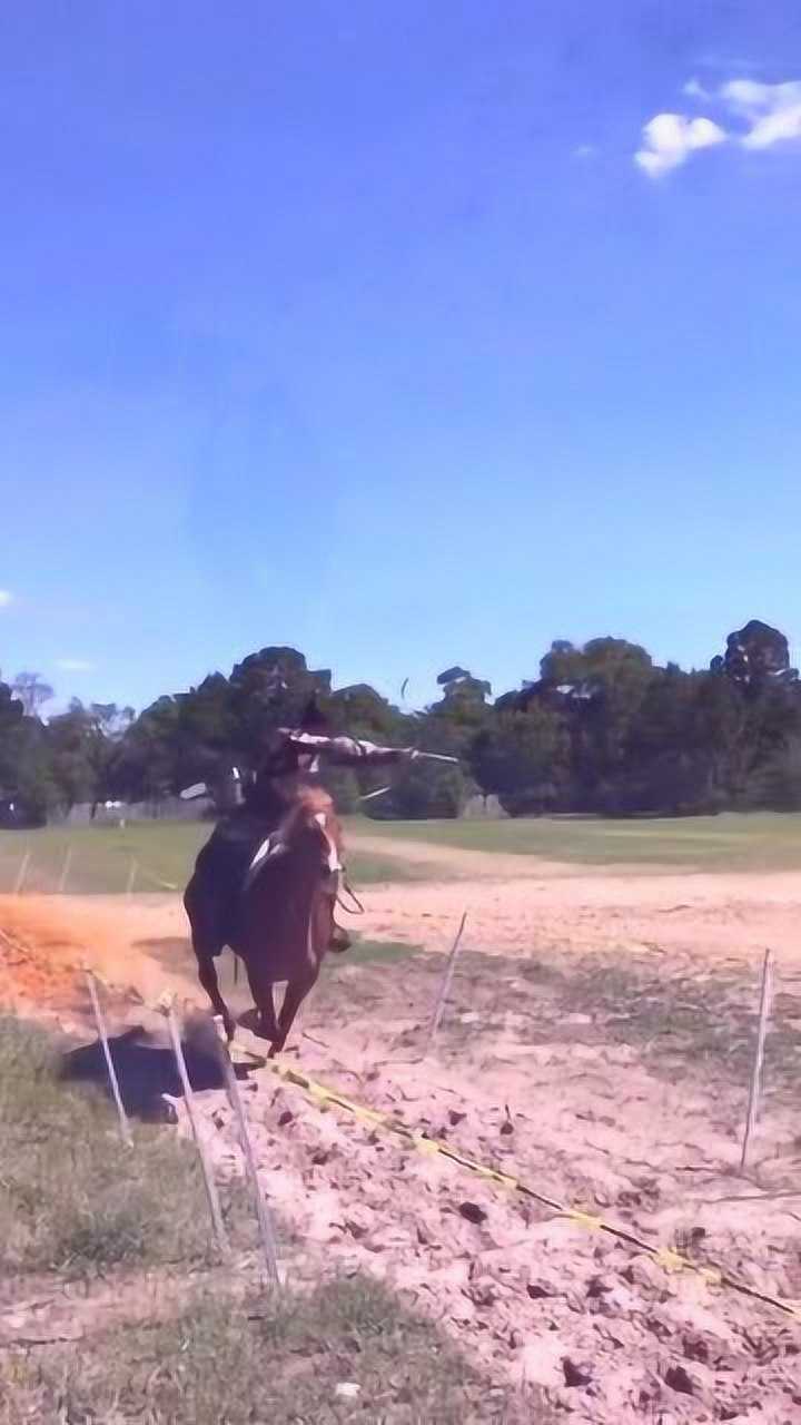 骑士的技术,在马背上射箭,还能这么玩!