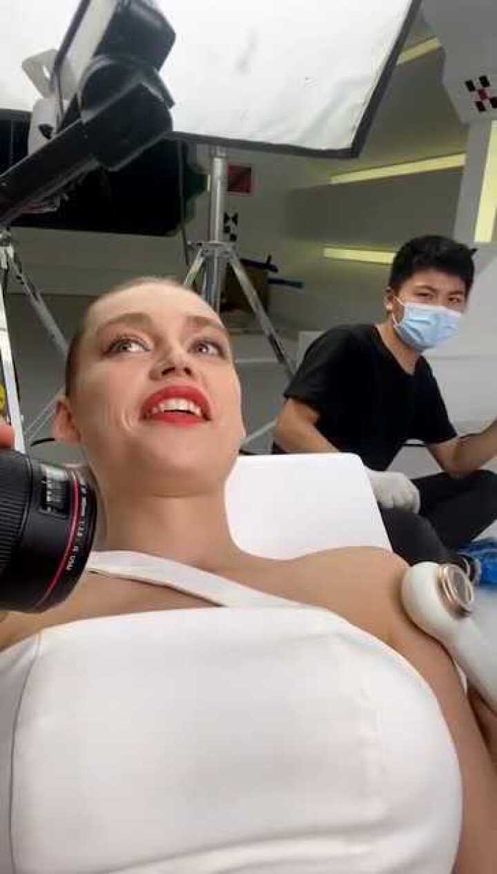 来刮腋毛的模特这脸看着就养眼太好看了