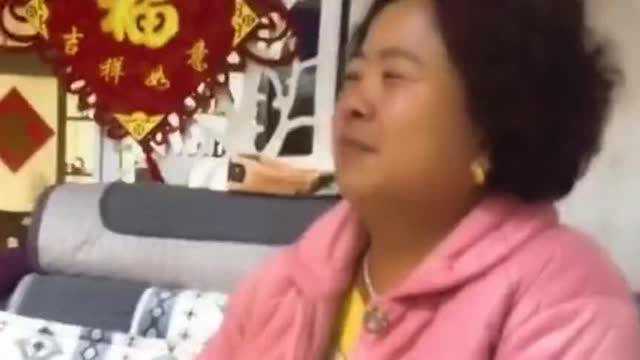 嫁出去的女儿泼出去的水,女儿为妈妈买金银首饰,老人家一点都不记好!