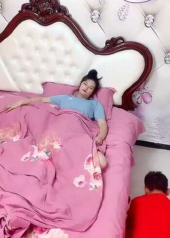 老婆午休老公放床上两只鸭子,这是什么骚操作,今生也是第一次见!