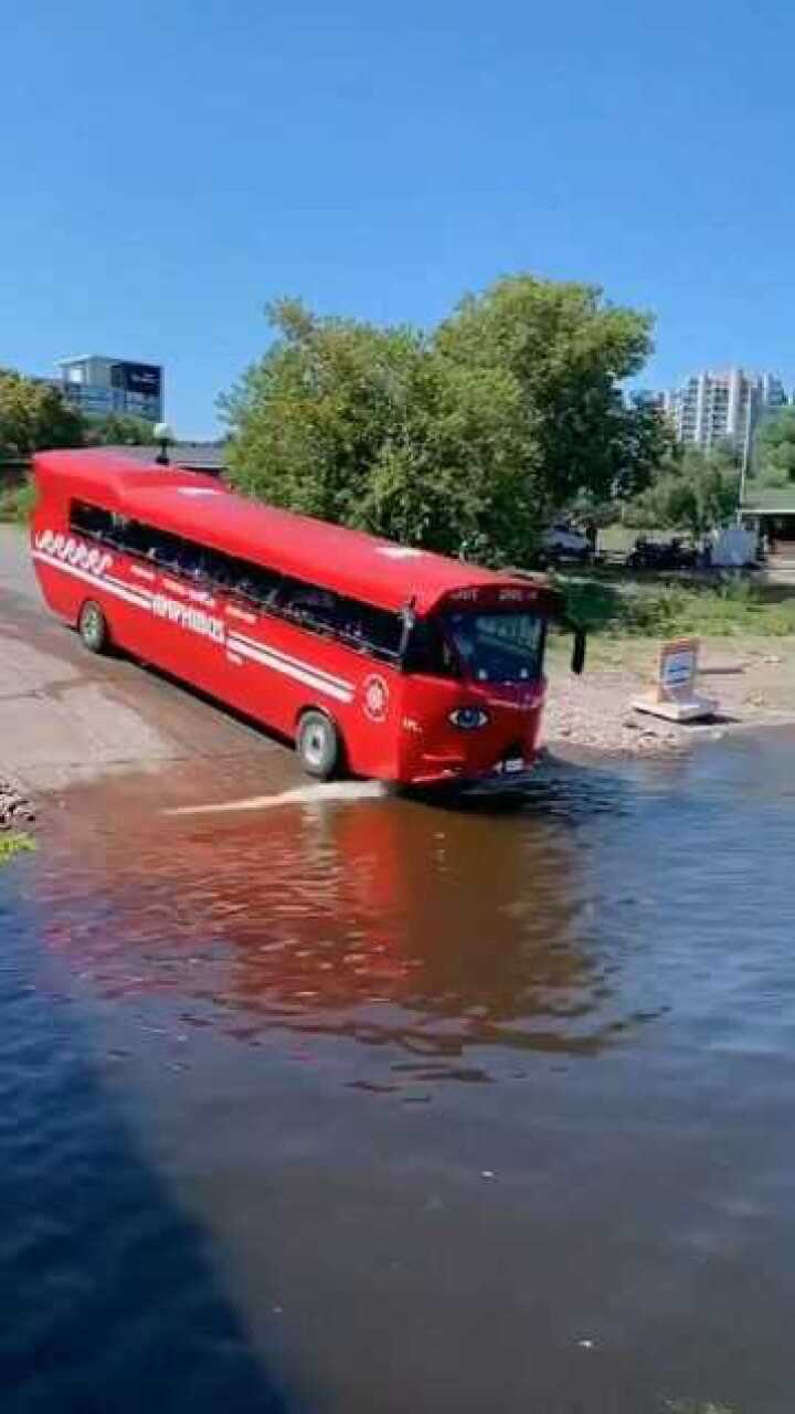 水陸兩棲公交車不僅能在地上跑還能在水裡遊