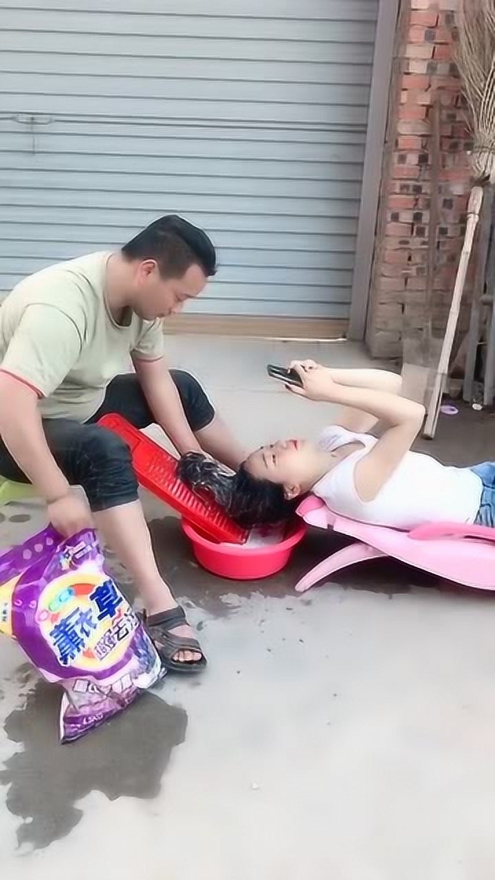这样帮老婆洗头发干净又方便