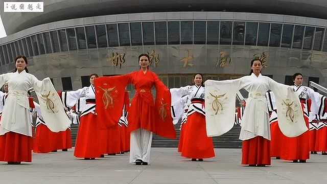 四姐妹模特队联合在邯郸大剧院广场展演《梦回汉唐》展示汉服魅力