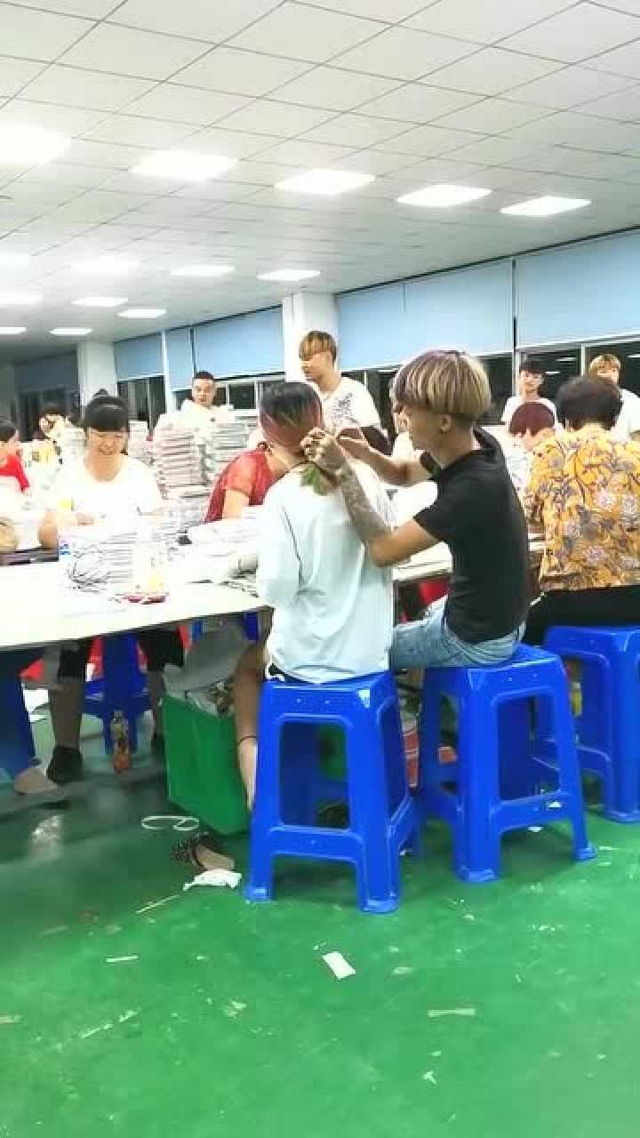 工厂里的小情侣别看是精神小伙对女友好真没话说
