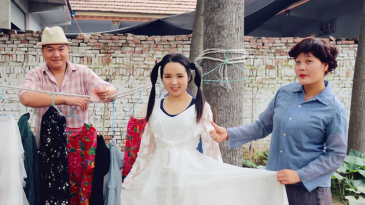 买衣服1:妈妈带傻妞买新衣服,傻妞选了一个漂亮的裙子,真好看