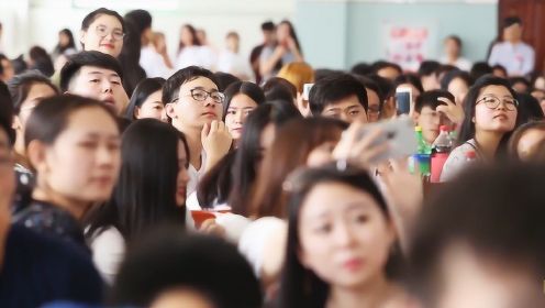 大学食堂，辅导员突然唱响《再见》送别毕业生感动全场，致敬青春