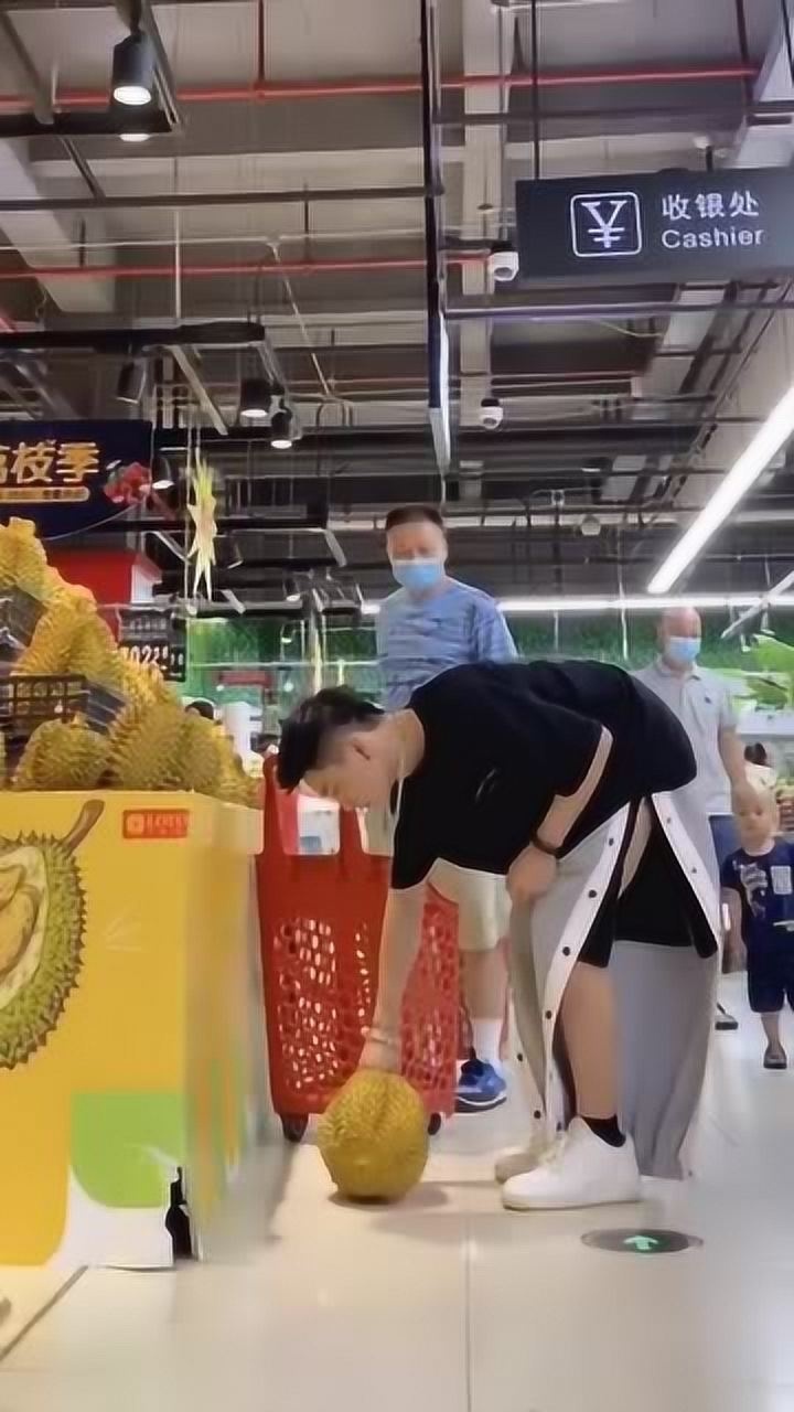 不知道又是得罪哪位姑娘,看见没孩子,不听话以后就跪榴莲!