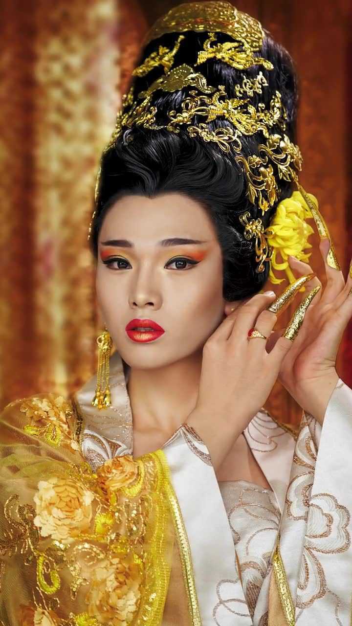 小伙仿妆满城尽带黄金甲巩俐简直就是一模一样网友视觉盛宴