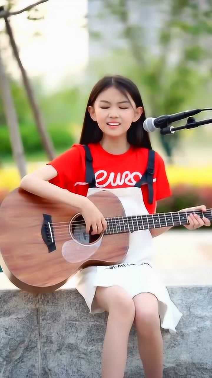 童模宋小睿吉他弹唱《泡沫》,瞬间暴露唱功,不愧是邓紫棋的铁粉