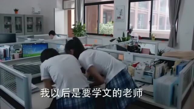 妙妙去看成绩,发现学霸作文竟用的文言文,直言这狗太烧包了