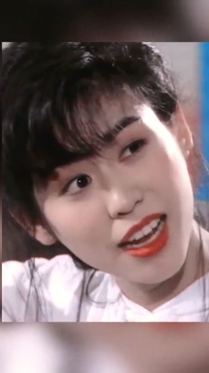 香港女艺人宣萱年轻时的作品尽显清纯甜美