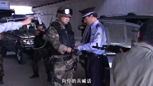 公安强行拦下武警车辆,要进行检查,军官:你没有权利