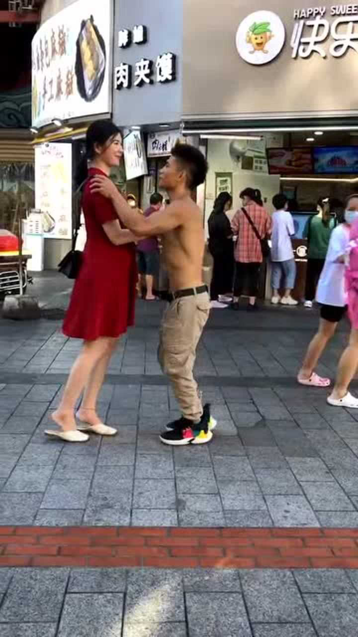 超矮肌肉男,蹦起来才能亲吻到女友,实在太可爱了!_腾讯视频
