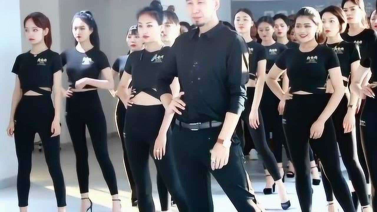 一群女人居然要一个男人教走路,走路的时候还拍出了斧头帮的感觉!