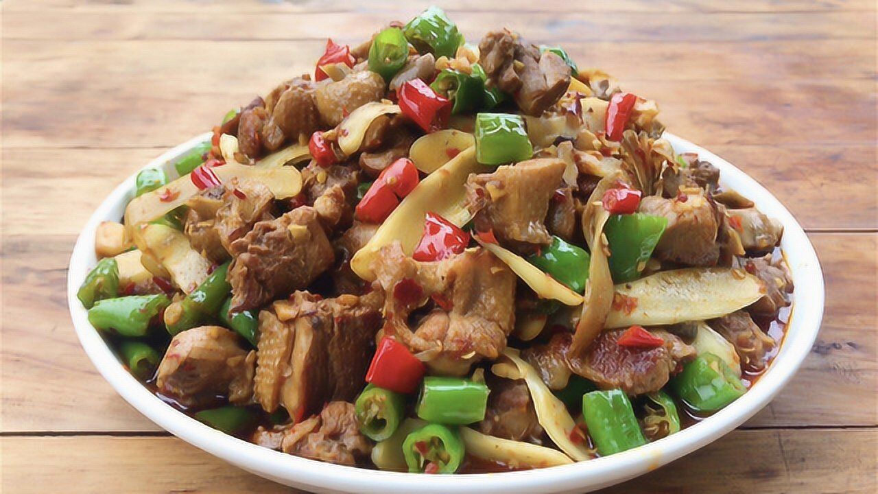 特色川菜"仔姜鸭"家常详细做法,鸭肉香辣入味,一大盘不够吃