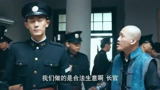 姜根装扮成警察来仓库搜查,趁人不备偷偷放入炸弹