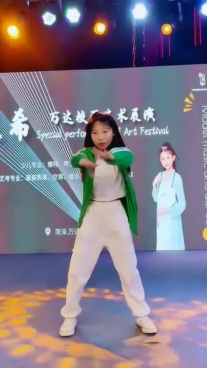 童模楚涵真有跳舞的天赋动作干净利落比宋小睿强百倍