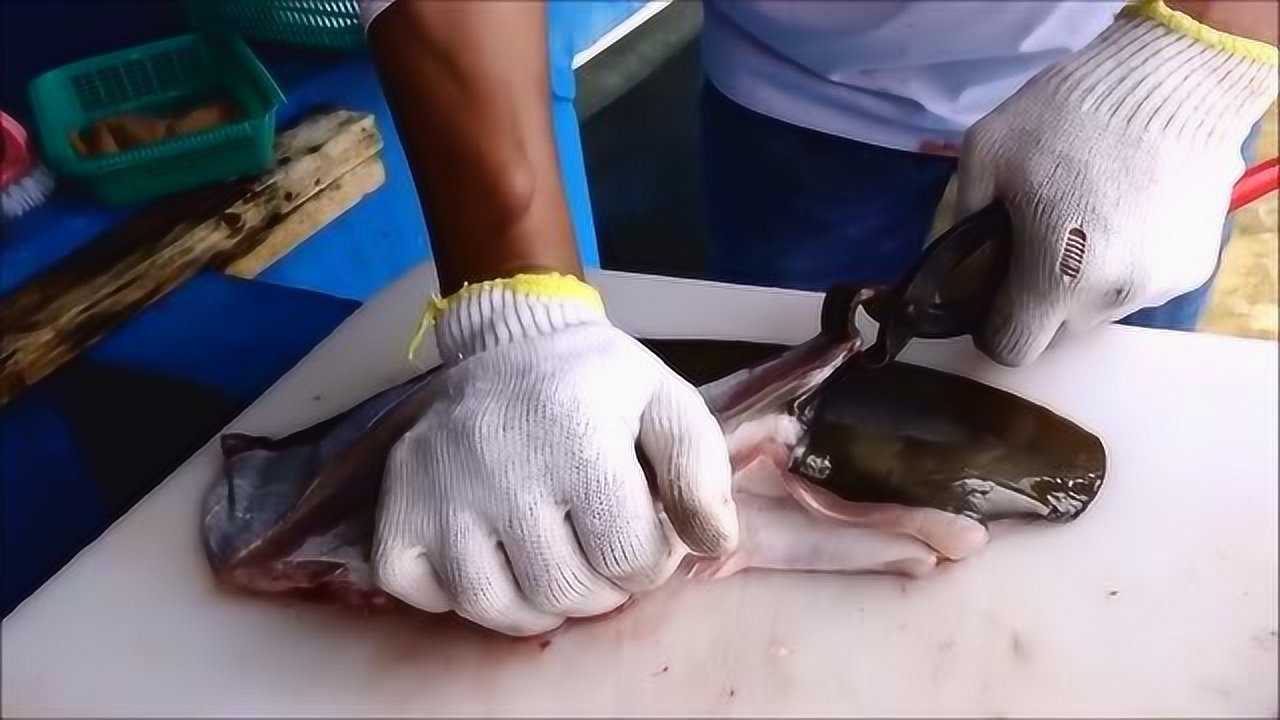 俗称魔鬼鱼的鳐鱼几乎全身都是肉来看看韩国人怎么吃