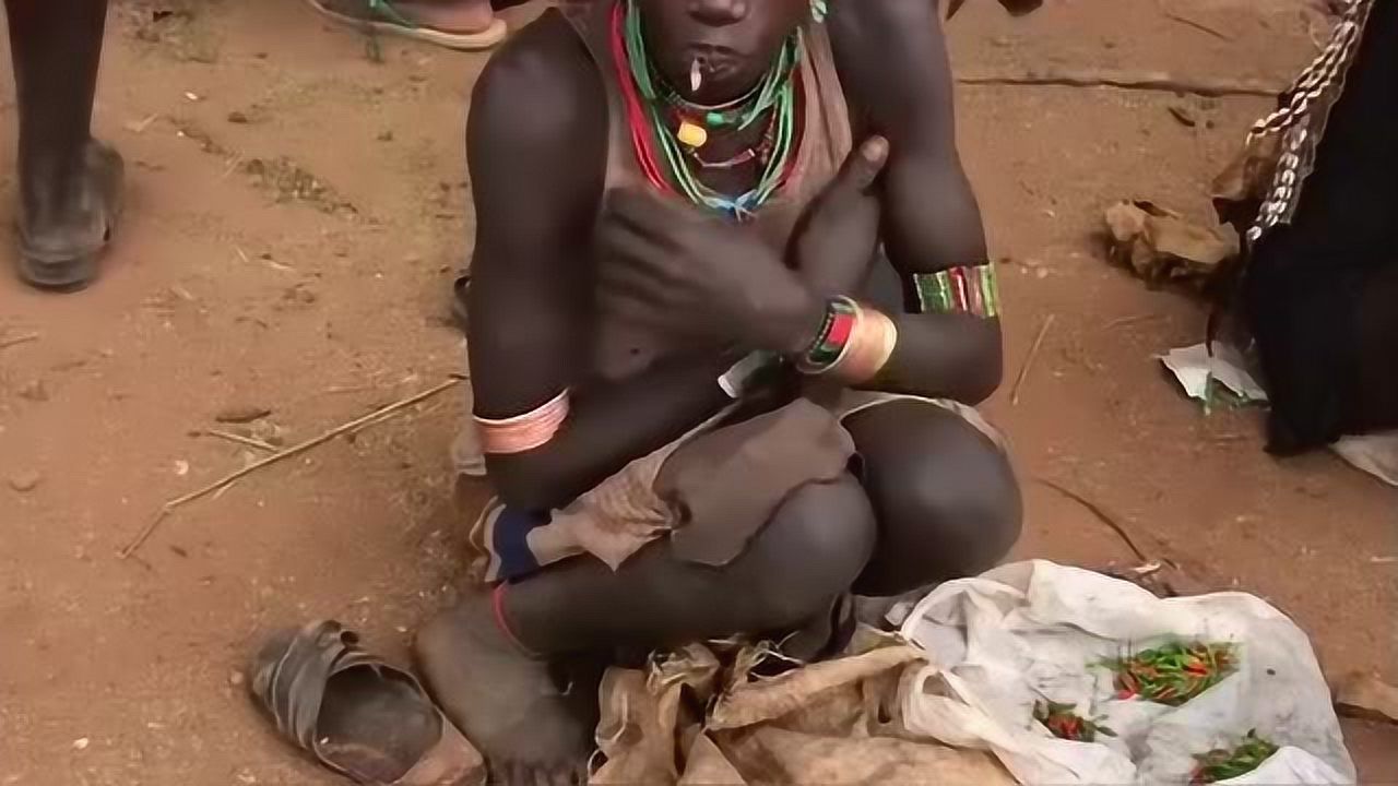 非洲小辣椒,埃塞俄比亚原始部落红泥族女孩,太可怜了!