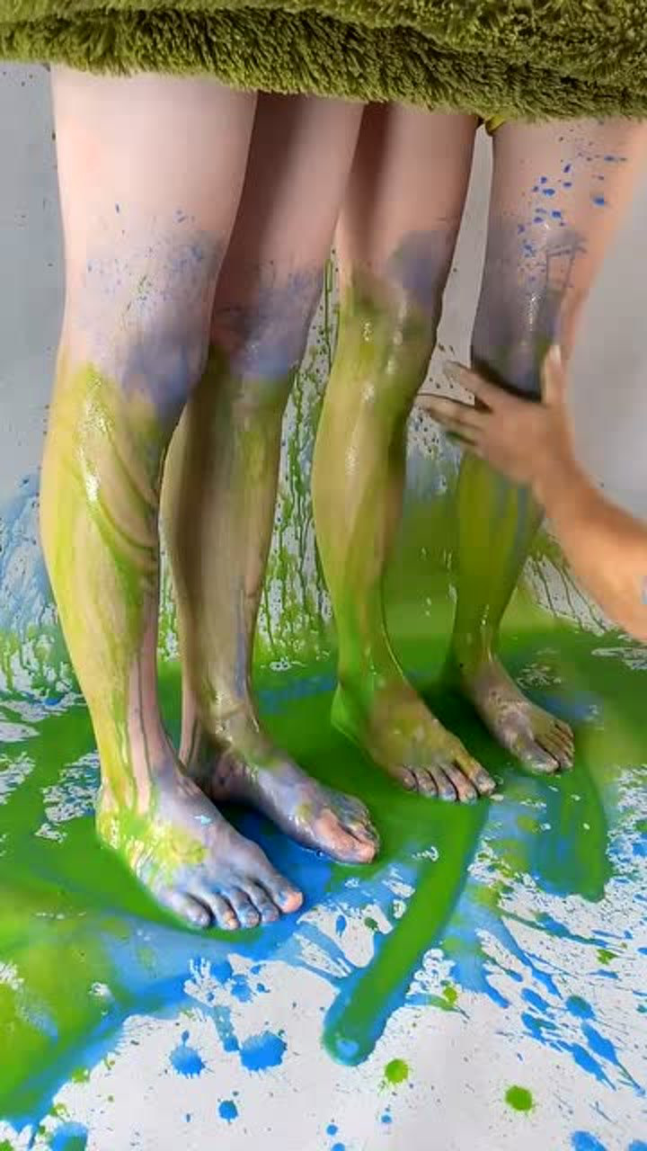 往美女腿上泼一些不明液体恕我直言这样的人体艺术我接受不了