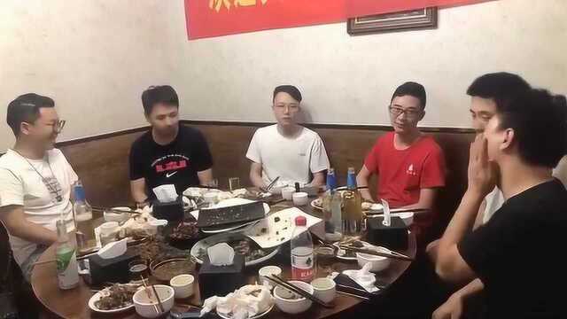 这才是真正的练家子,一顿饭下来估计脸都要红了