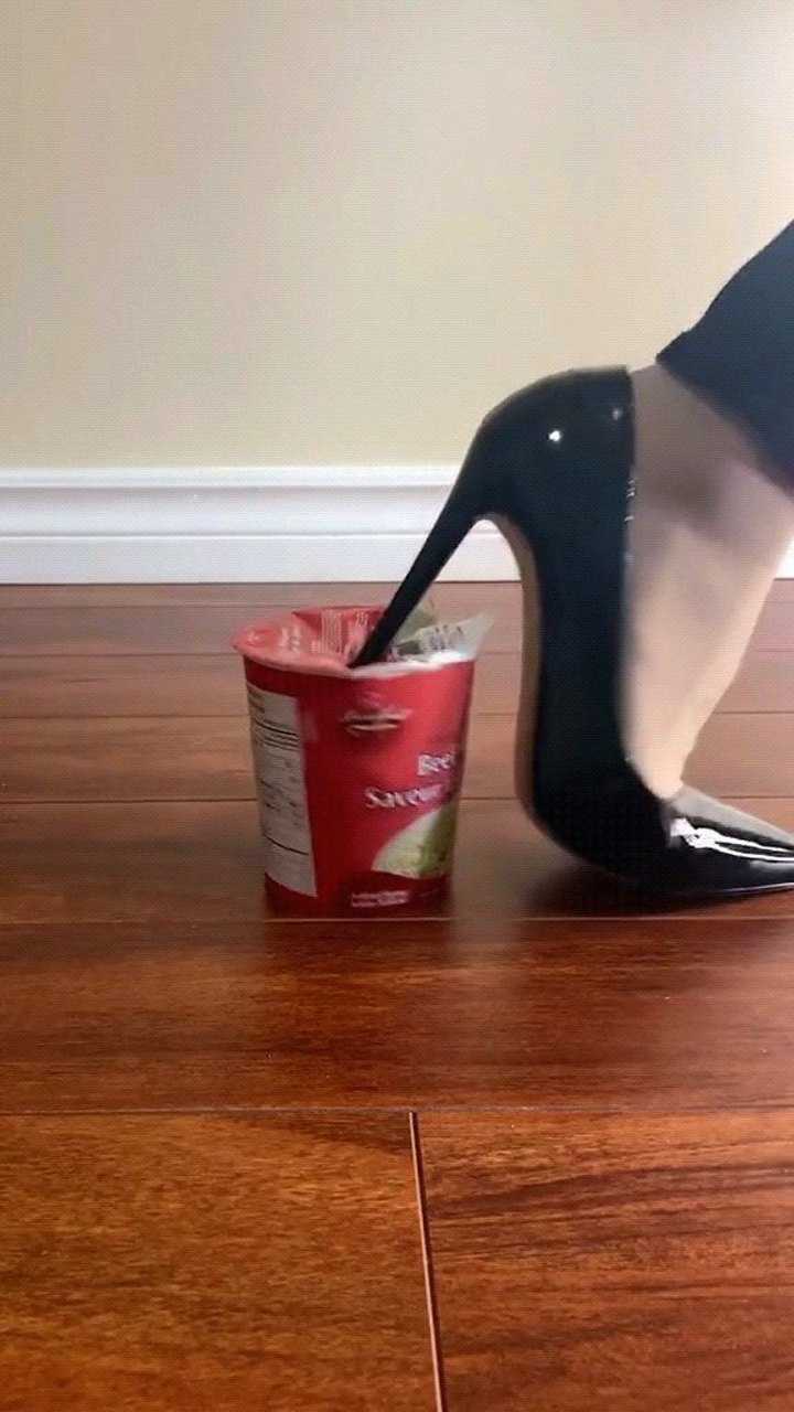 高跟鞋踩方便面是什么感觉_腾讯视频