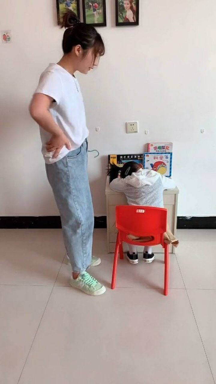 还是老婆聪明用衣架防止孩子驼背