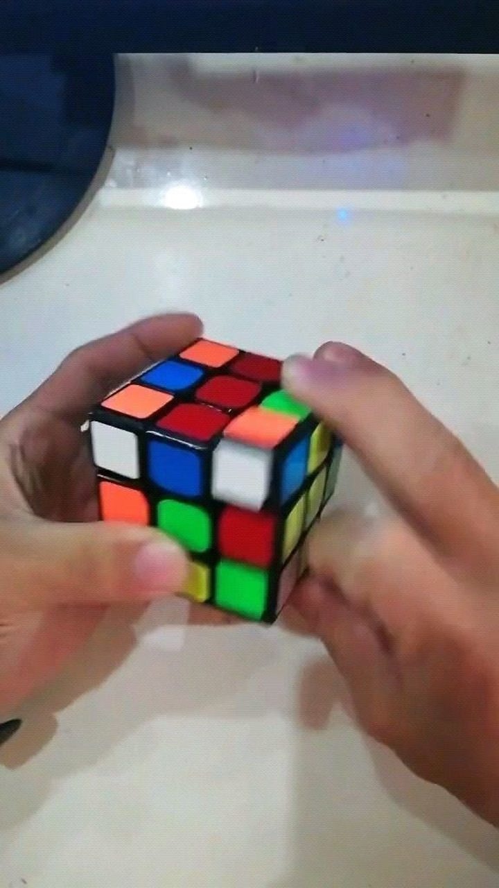 打乱的三阶魔方,记住一个公式就能把它复原,一起学习下吧