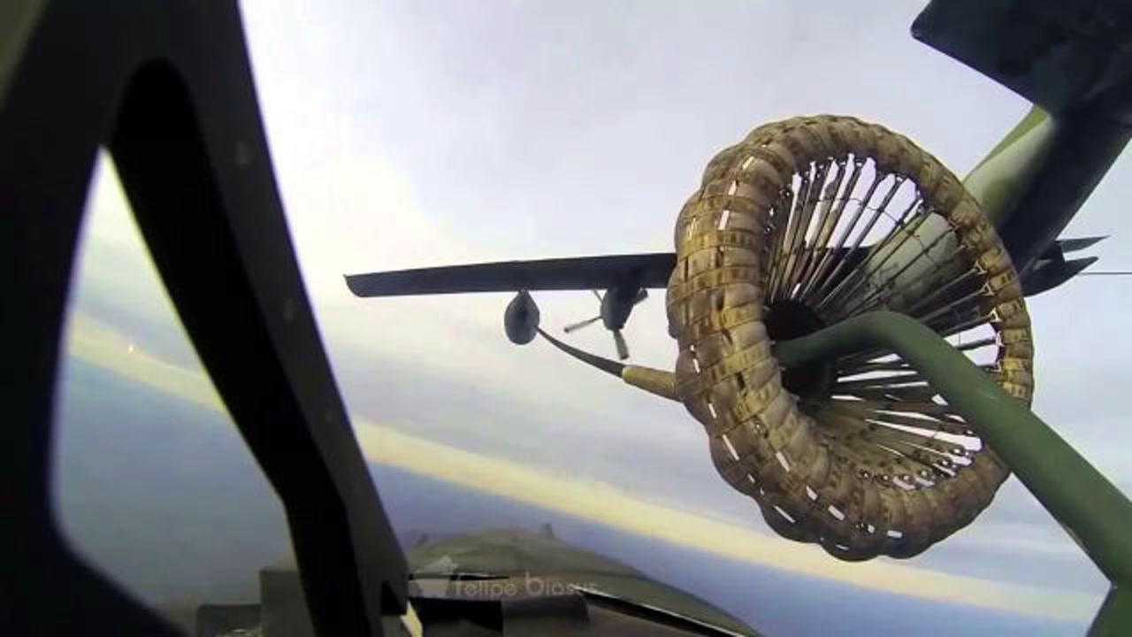 第一视角，飞机如何空中加油？真是涨知识了_高清