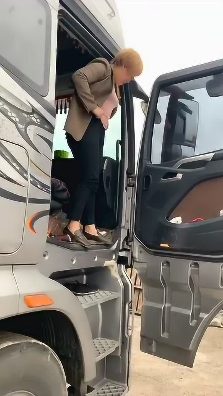 卡車女司機下車前整理衣服,看到她提褲子的一幕,我不厚道地笑了