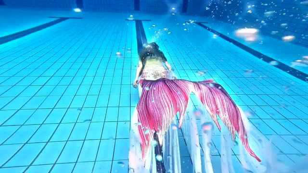 小姐姐在水里瞬间换装,突然变成了一条美人鱼,真是太美了!