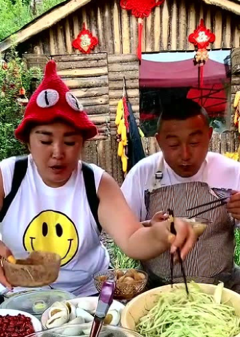 东北夫妻到饭点了每天都是这样的吃饭方式太羡慕他们